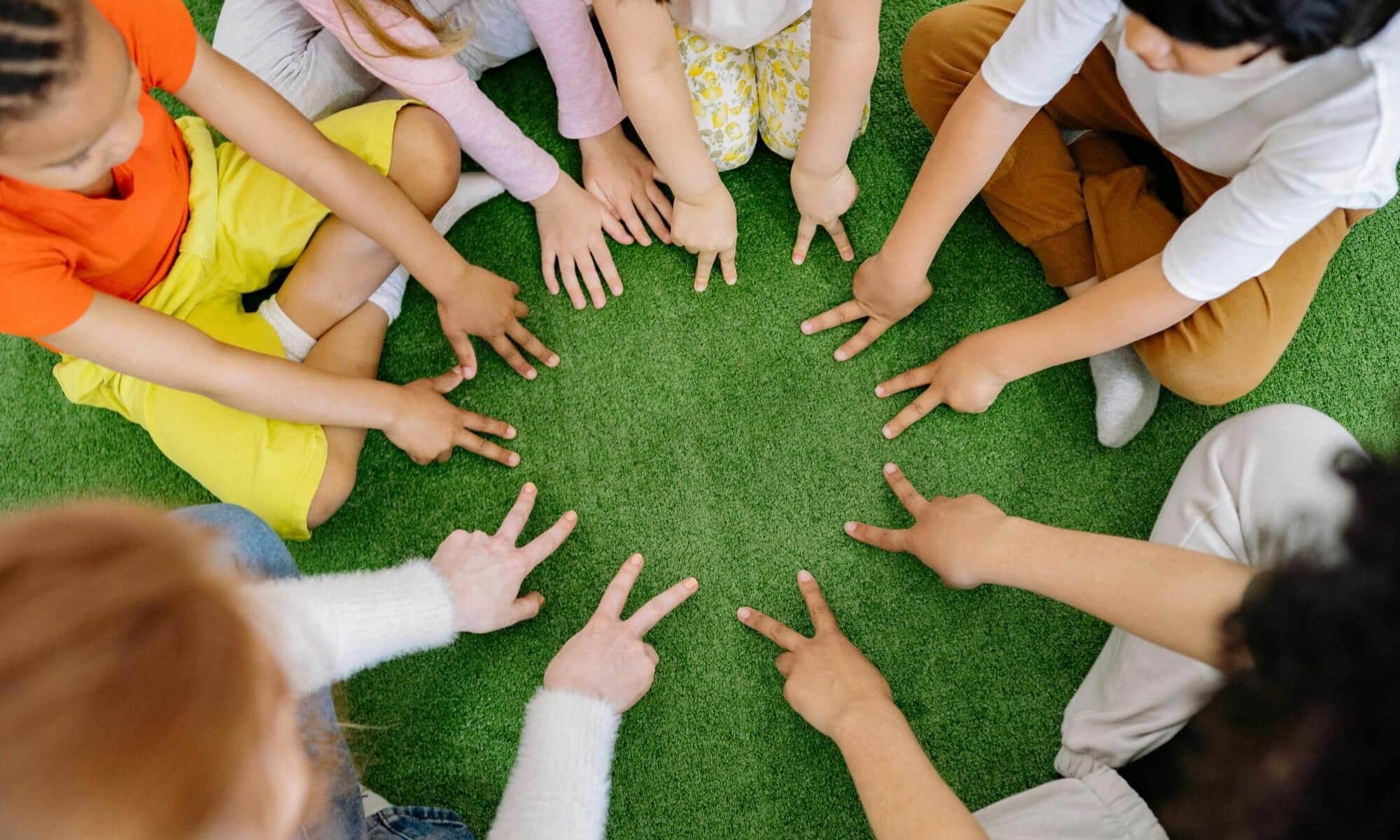 Bannière du site, enfant jouant sur l'herbe